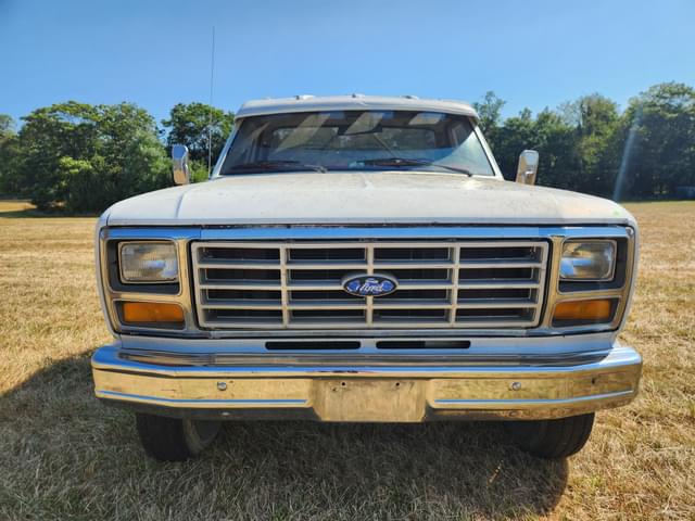Image of Ford F-350 equipment image 2