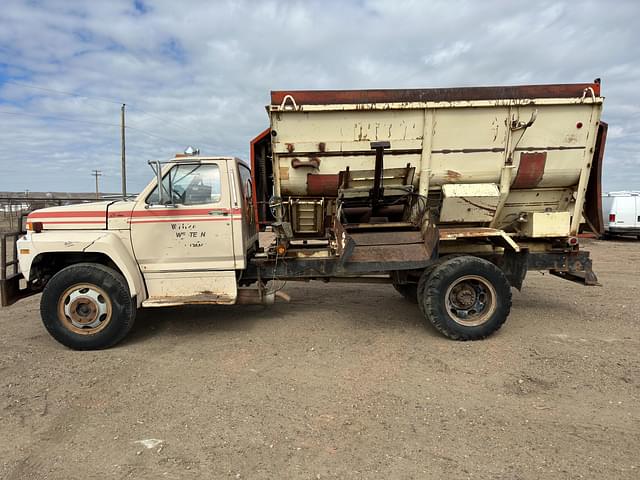 Image of Ford F-700 equipment image 1