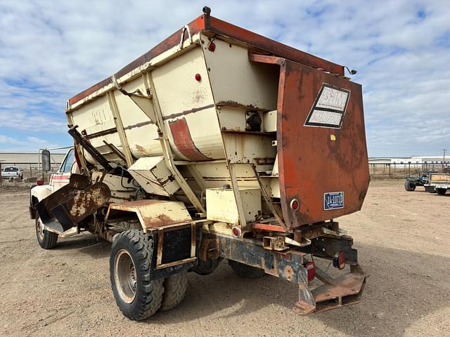 Image of Ford F-700 equipment image 4