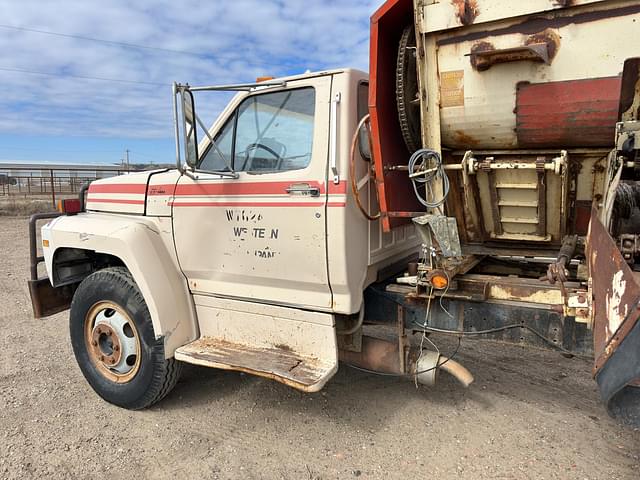 Image of Ford F-700 equipment image 2
