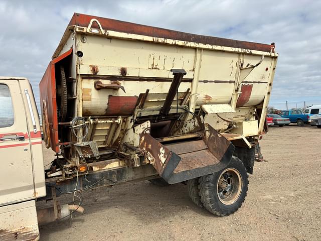 Image of Ford F-700 equipment image 3