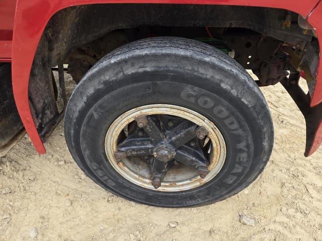 Image of Ford F600 equipment image 3