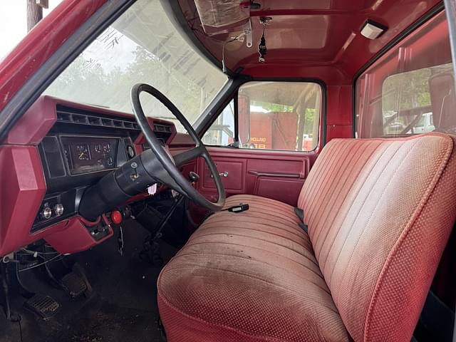Image of Ford F700 equipment image 3