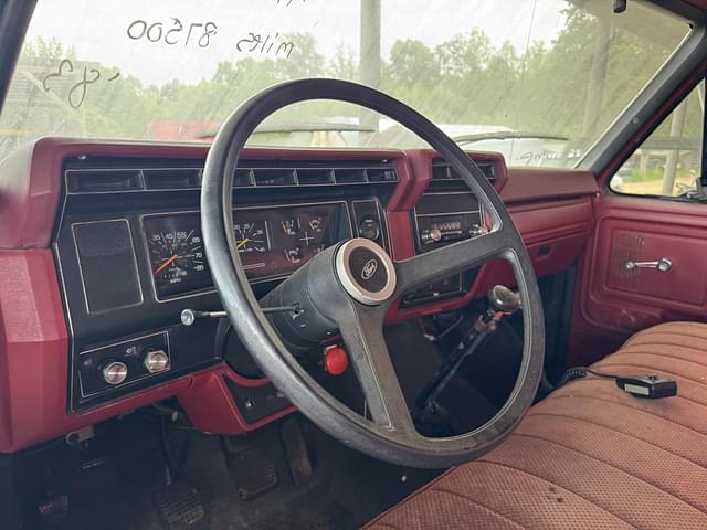 Image of Ford F700 equipment image 4