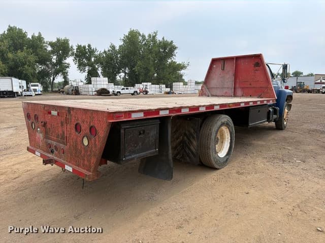 Image of Ford F-700 equipment image 4