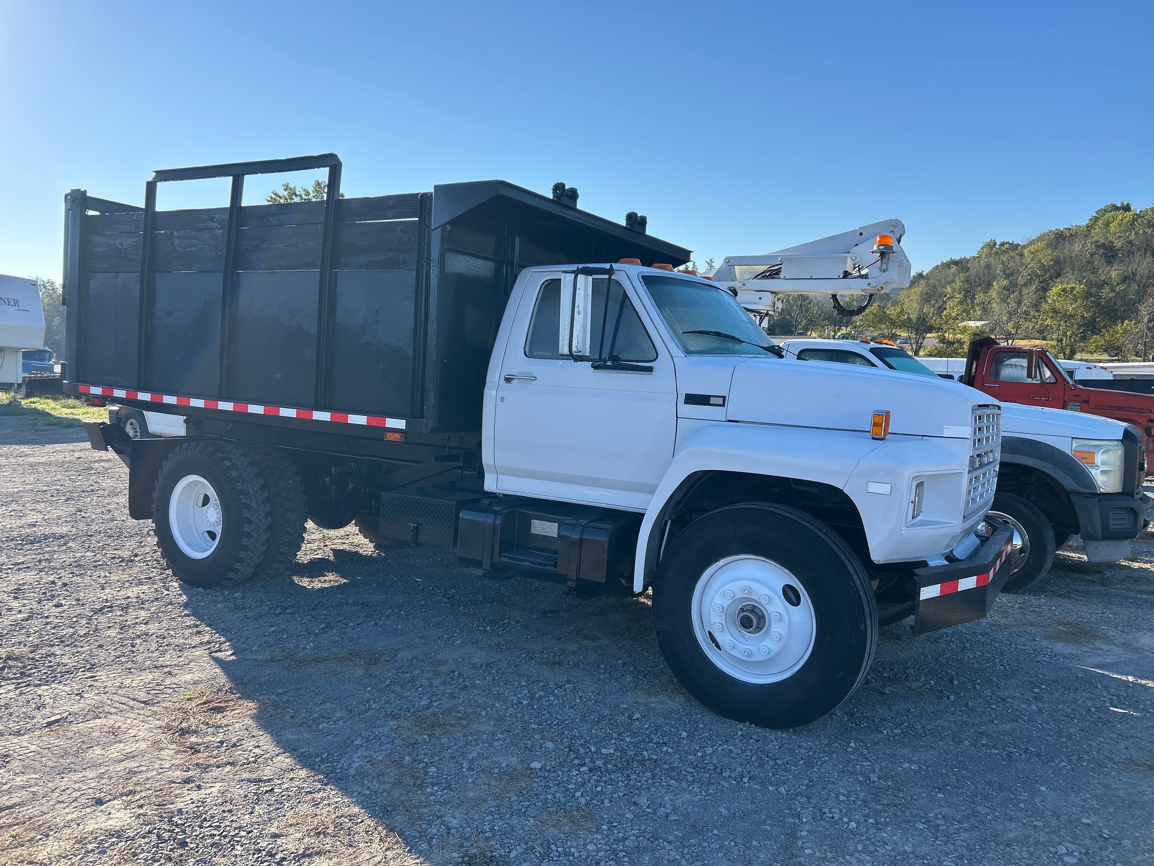1983 Ford F700 Equipment Image0