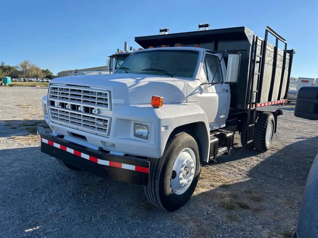 Image of Ford F700 equipment image 3