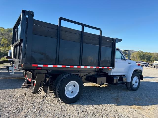 Image of Ford F700 equipment image 2