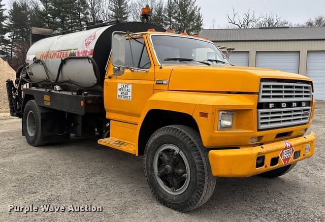 Image of Ford F700 equipment image 2