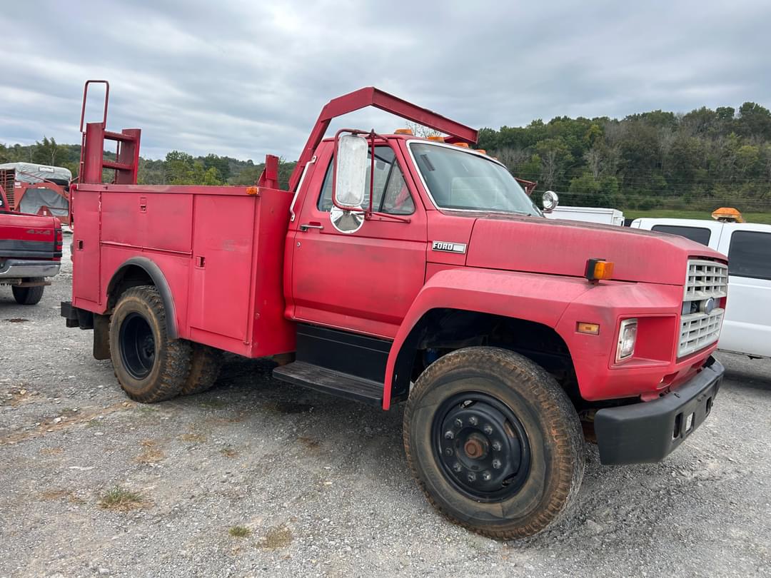 Image of Ford F-700 Primary image