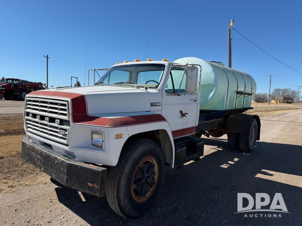 1983 Ford F-800 Equipment Image0