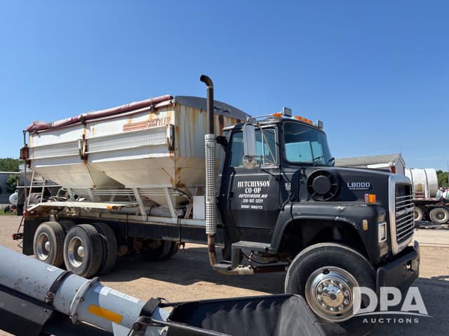 Image of Ford L8000 equipment image 2