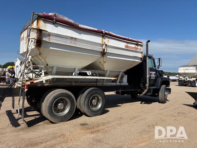 Image of Ford L8000 equipment image 3