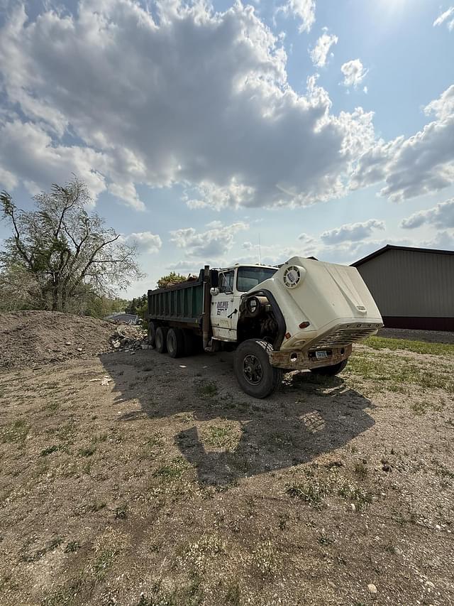 Image of Ford L9000 equipment image 2