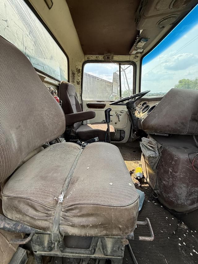 Image of Ford L9000 equipment image 1