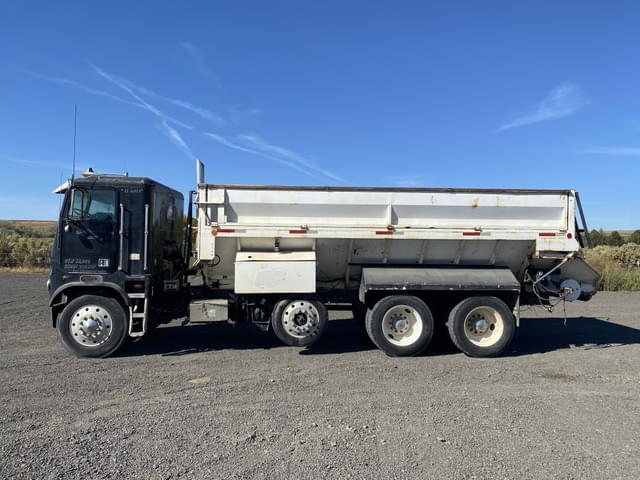 Image of Freightliner FLT equipment image 2