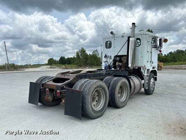 Image of Freightliner FLT equipment image 4