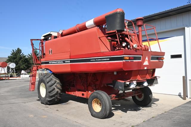 Image of International Harvester 1440 equipment image 4
