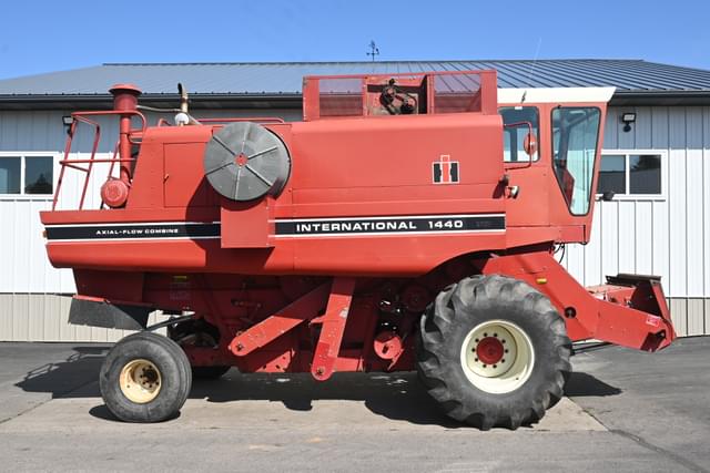 Image of International Harvester 1440 equipment image 1