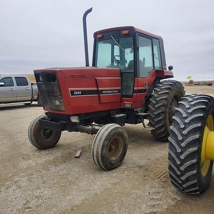 Image of International Harvester 3688 equipment image 2