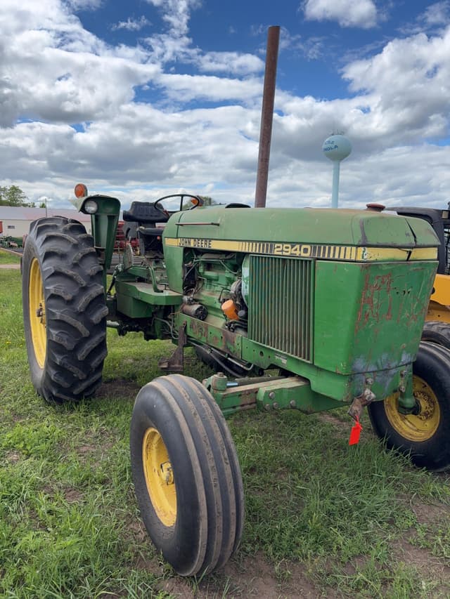 Image of John Deere 2940 equipment image 1