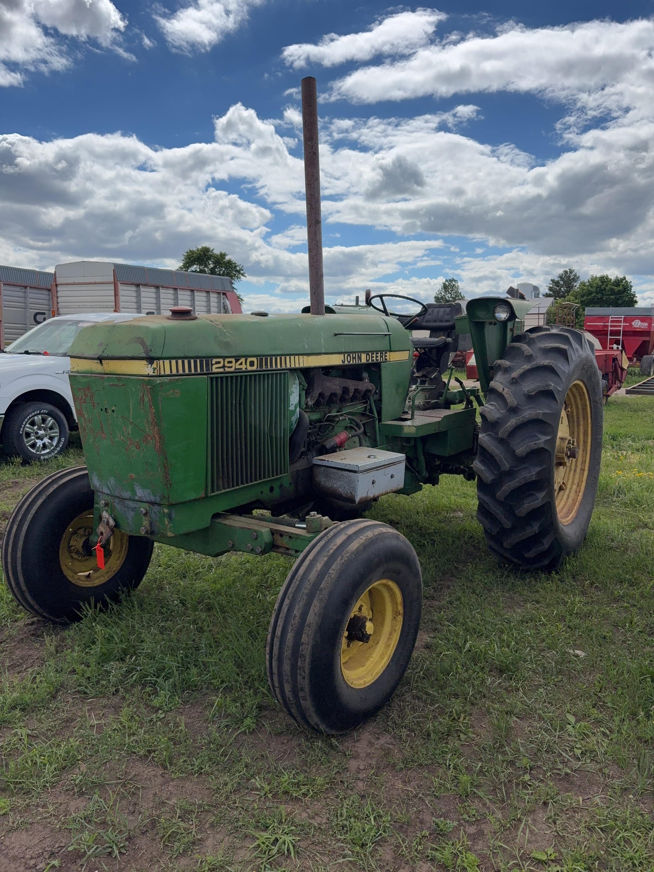 1983 John Deere 2940 Equipment Image0