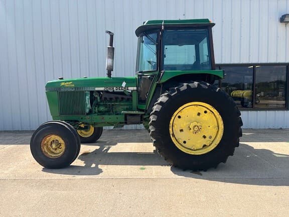 Image of John Deere 2950 equipment image 1