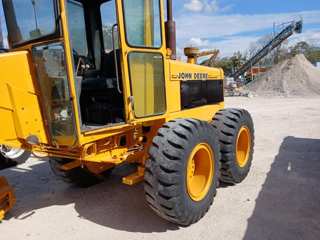 Image of John Deere 670A equipment image 2