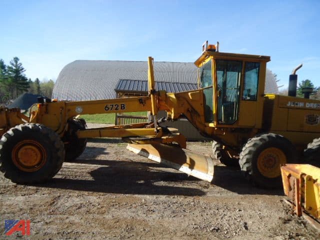 Image of John Deere 672B equipment image 2