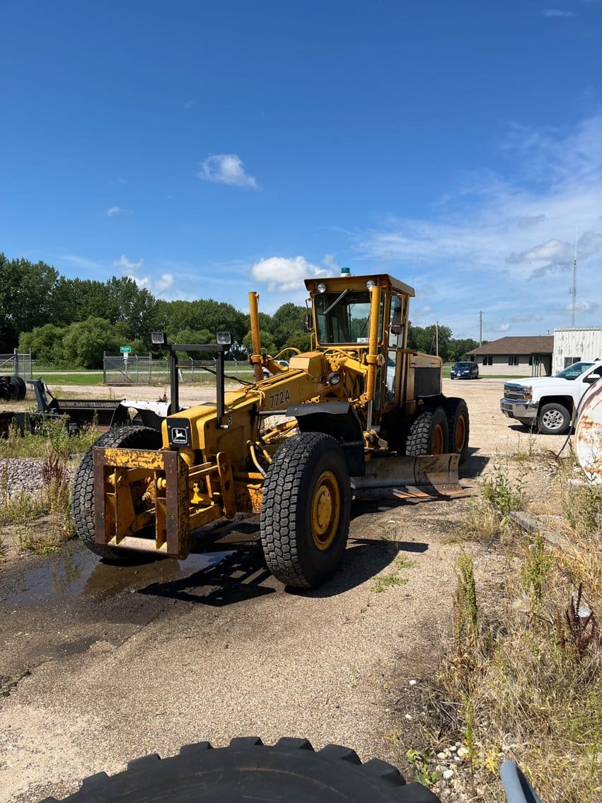 1983 John Deere 772A Equipment Image0