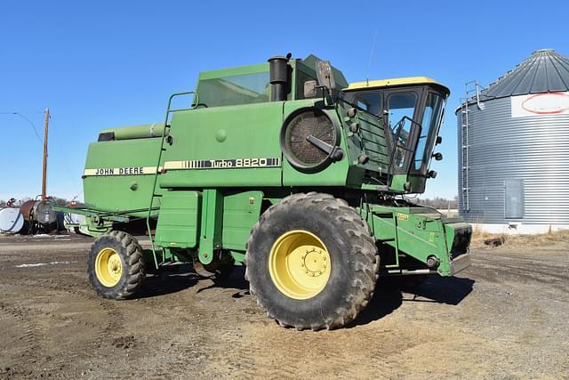 Image of John Deere 8820 equipment image 1