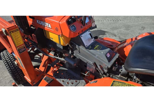 Image of Kubota B7100 equipment image 3