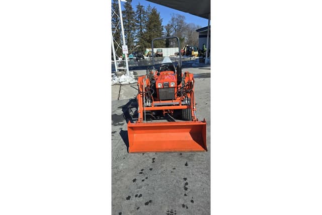 Image of Kubota B7100 equipment image 1