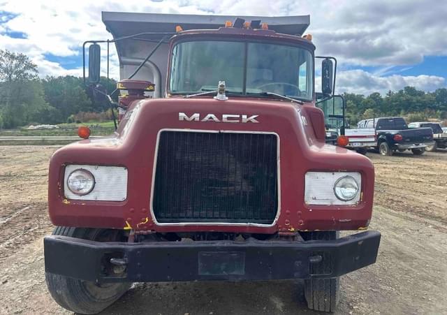 Image of Mack DM685S equipment image 1