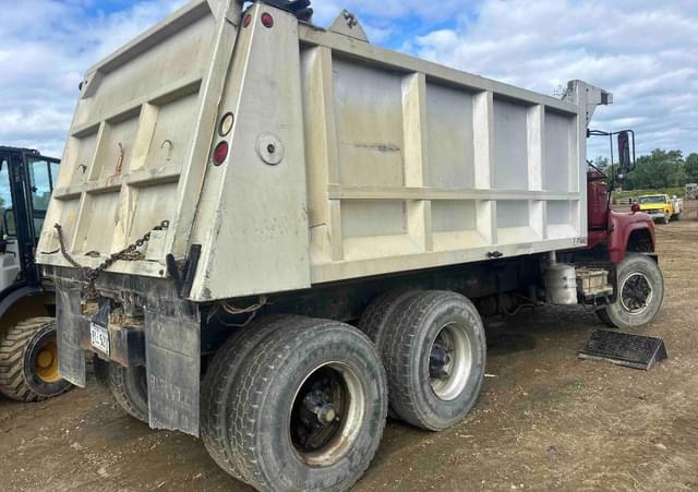 Image of Mack DM685S equipment image 3