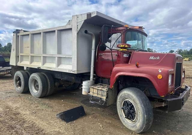 Image of Mack DM685S equipment image 2