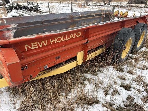 Image of New Holland 679 equipment image 4