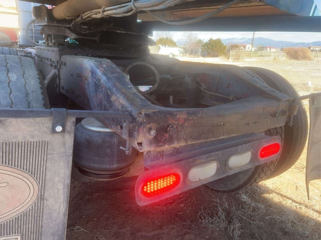 Image of Peterbilt 359 equipment image 4