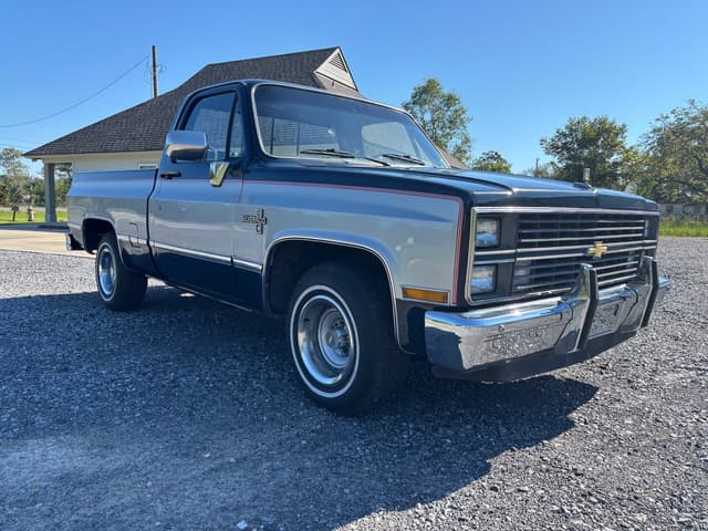Image of Chevrolet Silverado 10 equipment image 2