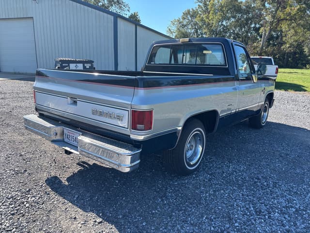 Image of Chevrolet Silverado 10 equipment image 1