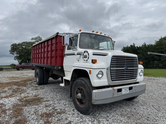Image of Ford 8000 equipment image 2