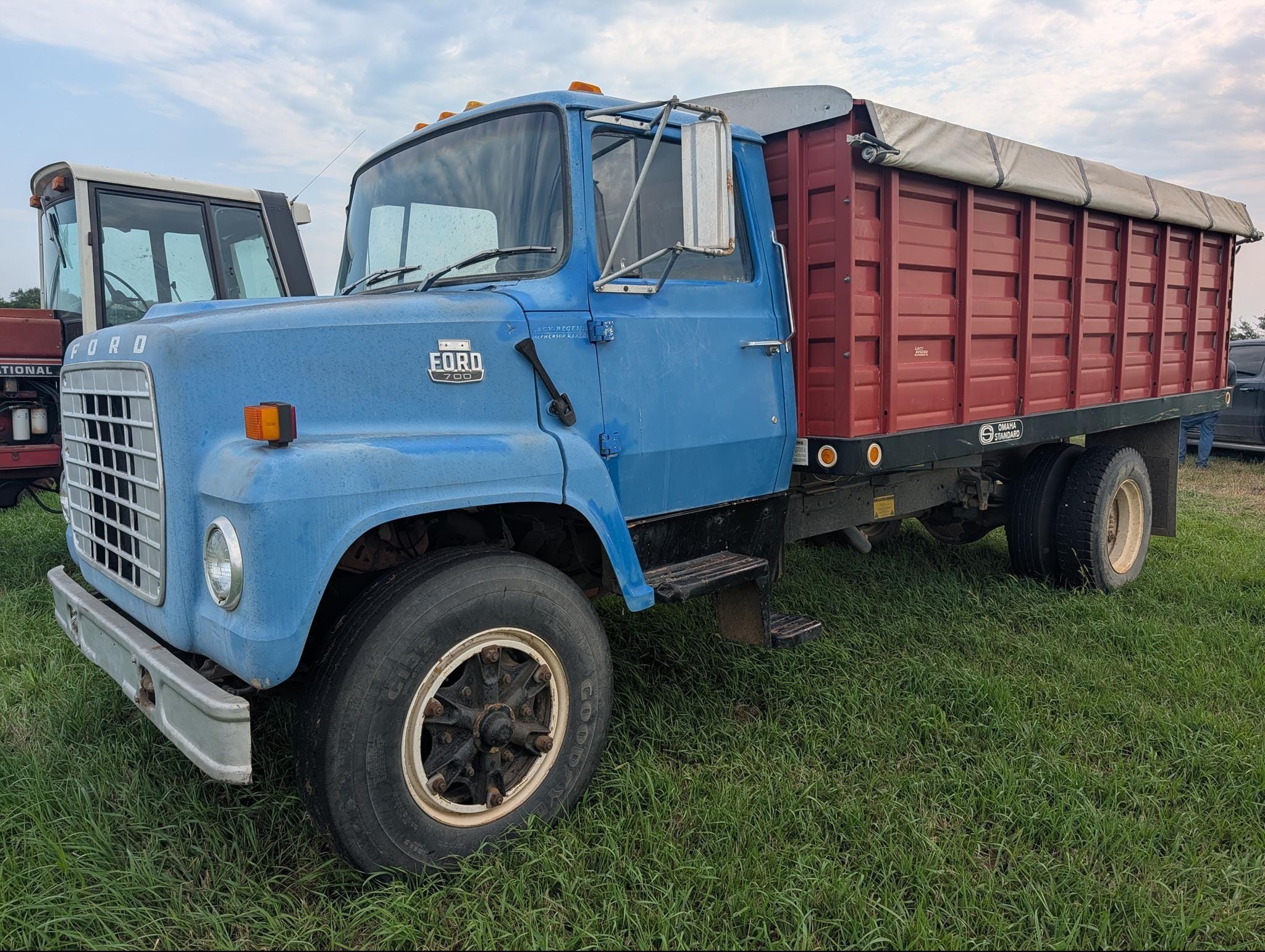 1984 Ford F-700 Equipment Image0