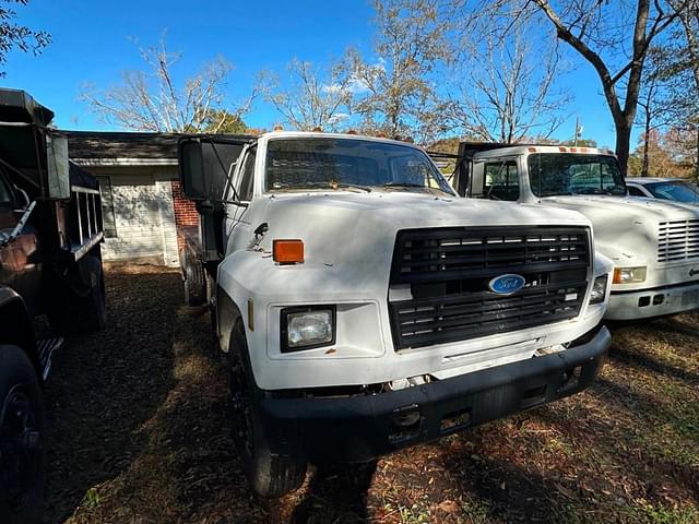 Image of Ford F7000 equipment image 1