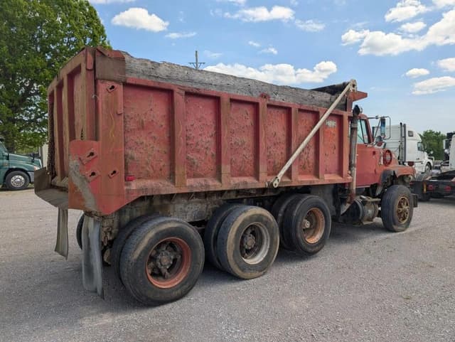 Image of Ford L9000 equipment image 2