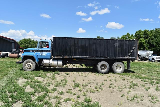 Image of Ford F-8000 equipment image 3
