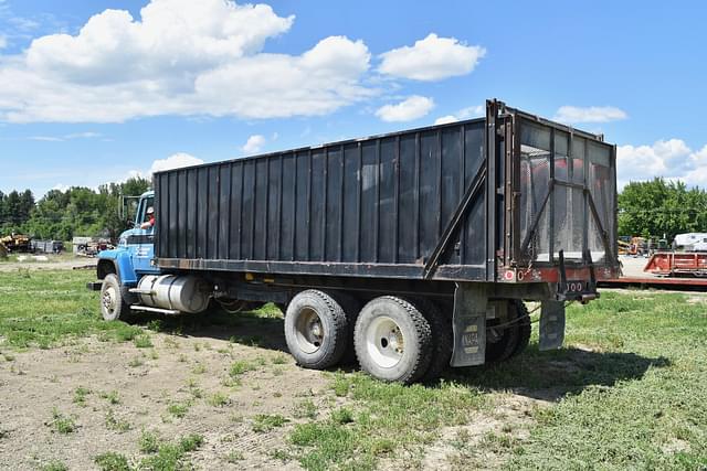 Image of Ford F-8000 equipment image 4