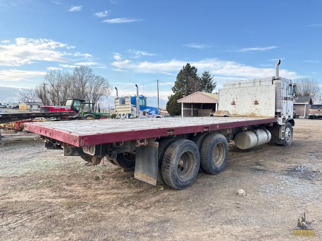 Image of Freightliner FLT equipment image 4