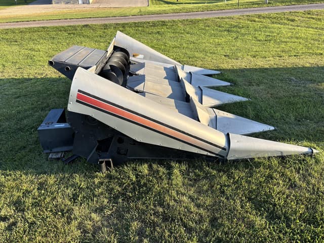 Image of Gleaner 438A equipment image 3