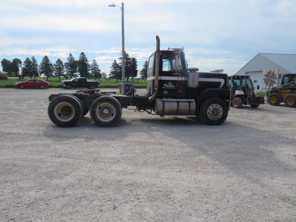 1984 GMC 9500 Equipment Image0