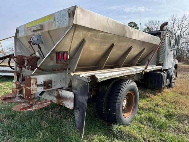 Image of International 2275 equipment image 3